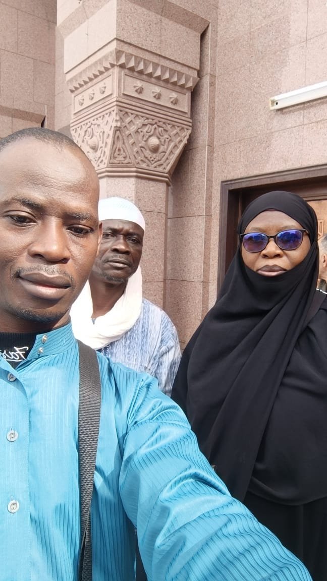 El Hadj Ouédraogo devant la mosquée de Médine