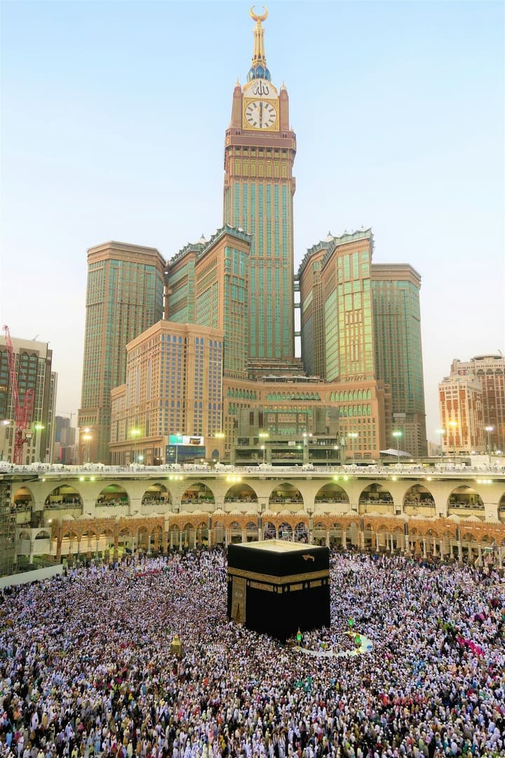 Vue aérienne de la Kaaba illuminée la nuit