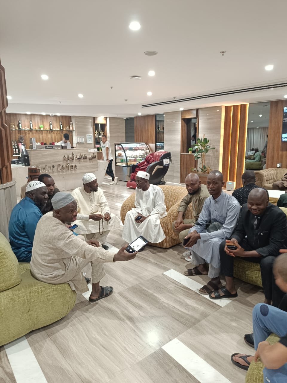 Pèlerins burkinabè dans le lobby de l'hôtel en Arabie Saoudite